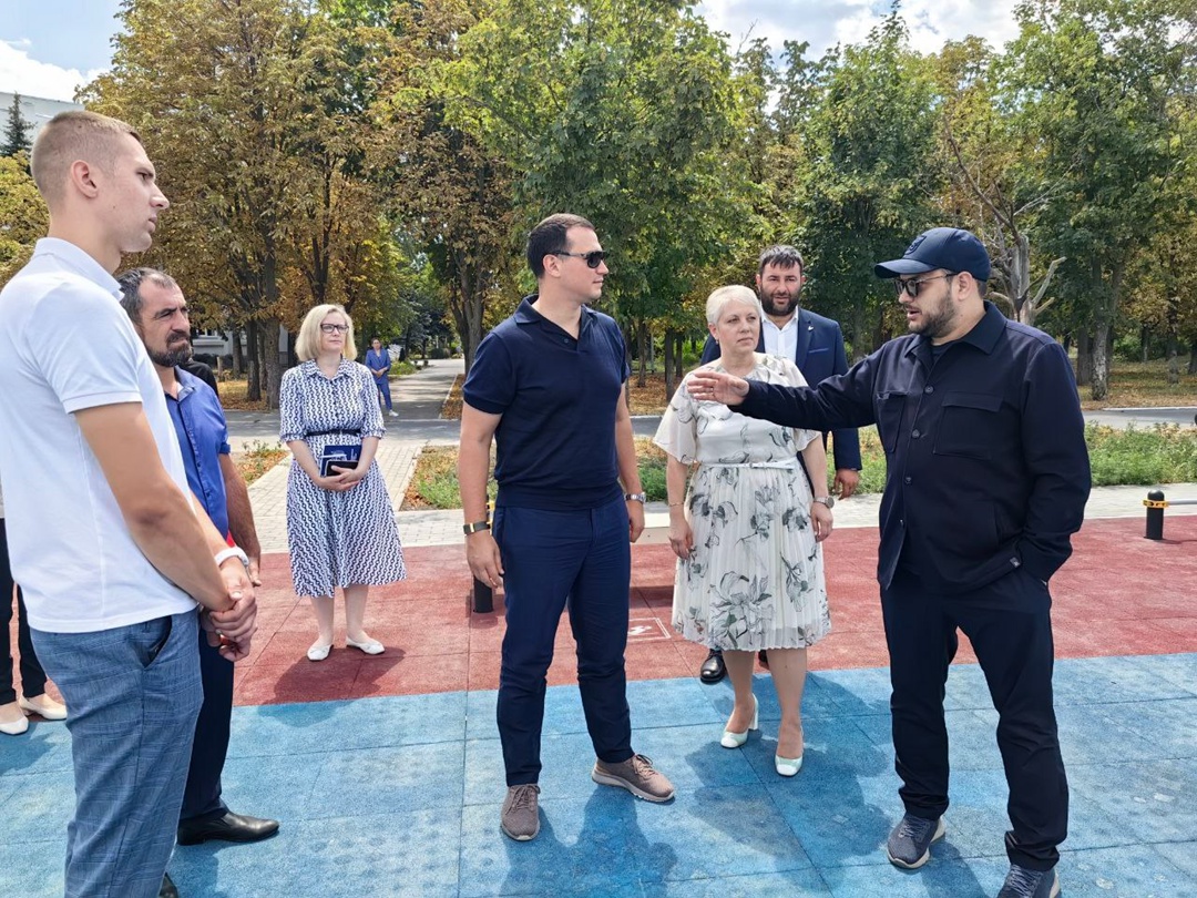 Представители Минстроя посетили значимые объекты в ДНР