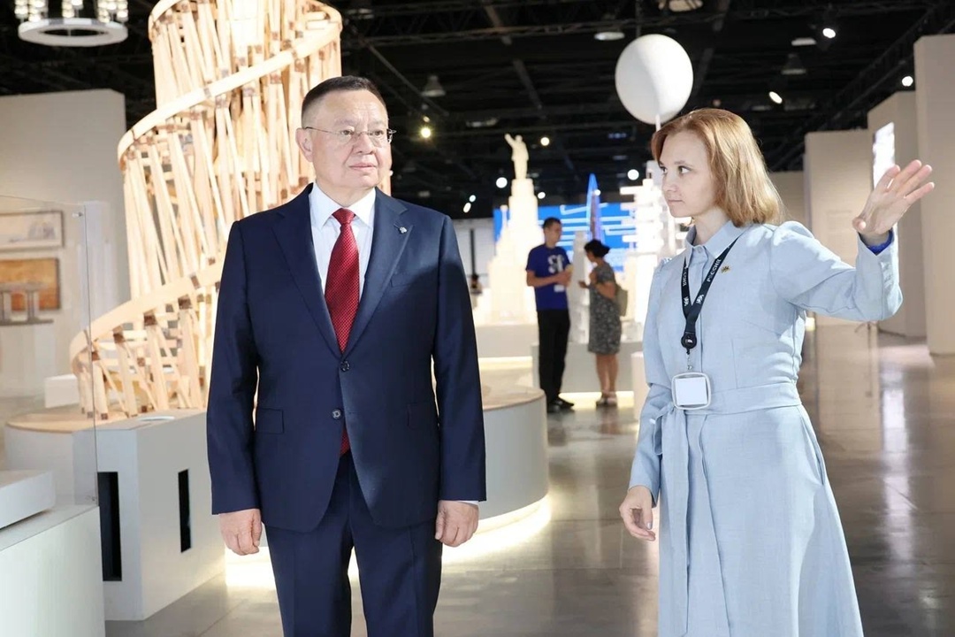 Глава Минстроя России Ирек Файзуллин поприветствовал участников стратсессии ВАРМСУ «Транспорт и инфраструктура» в Национальном центре «Россия»