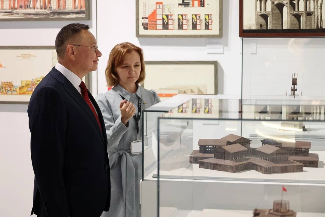 Глава Минстроя России Ирек Файзуллин поприветствовал участников стратсессии ВАРМСУ «Транспорт и инфраструктура» в Национальном центре «Россия»