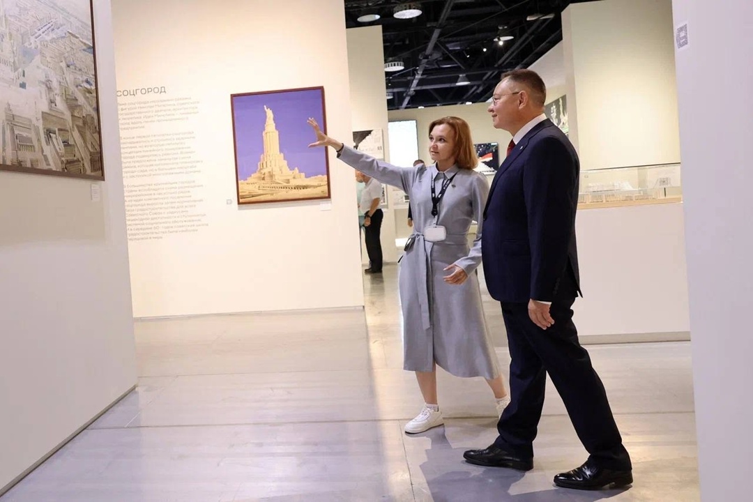 Глава Минстроя России Ирек Файзуллин поприветствовал участников стратсессии ВАРМСУ «Транспорт и инфраструктура» в Национальном центре «Россия»