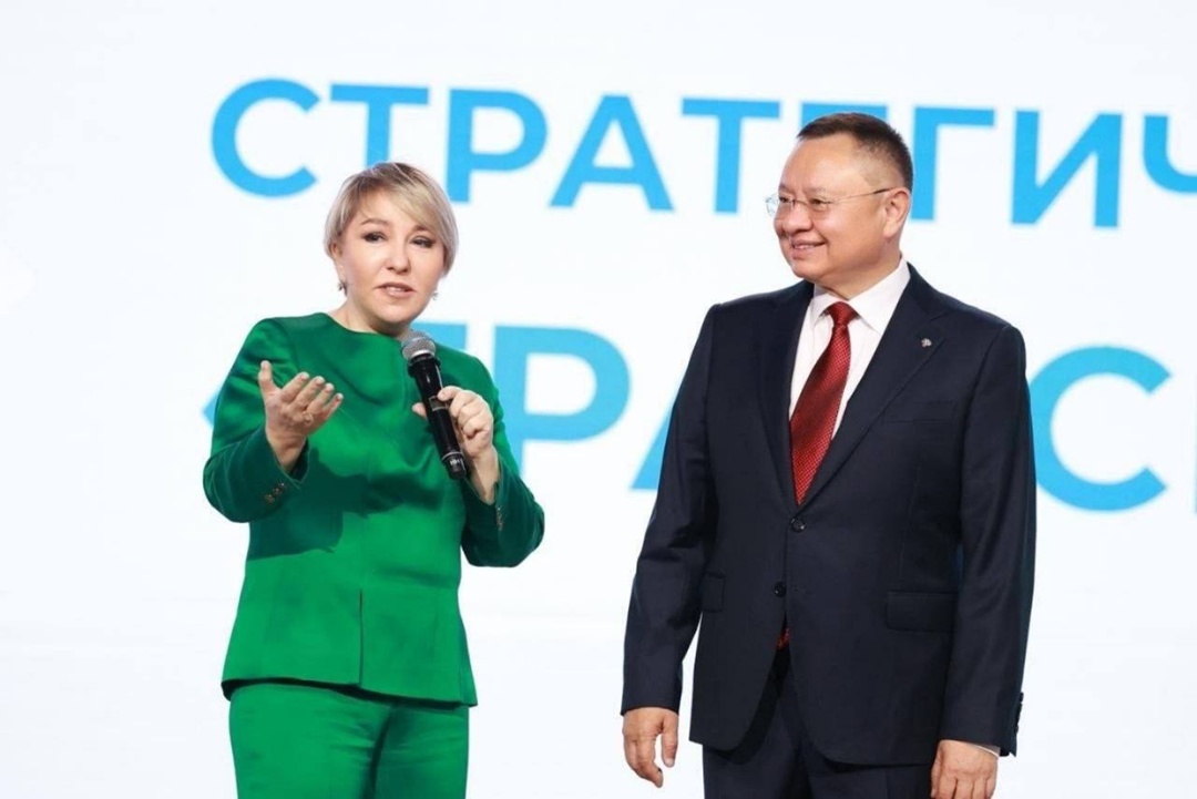 Глава Минстроя России Ирек Файзуллин поприветствовал участников стратсессии ВАРМСУ «Транспорт и инфраструктура» в Национальном центре «Россия»