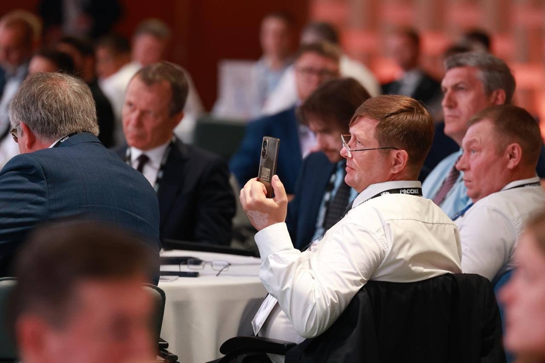 Глава Минстроя России Ирек Файзуллин поприветствовал участников стратсессии ВАРМСУ «Транспорт и инфраструктура» в Национальном центре «Россия»