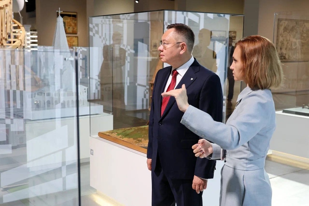 Глава Минстроя России Ирек Файзуллин поприветствовал участников стратсессии ВАРМСУ «Транспорт и инфраструктура» в Национальном центре «Россия»