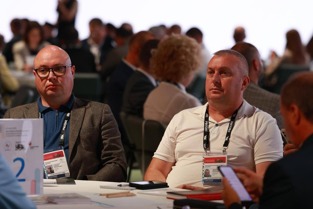 Глава Минстроя России Ирек Файзуллин поприветствовал участников стратсессии ВАРМСУ «Транспорт и инфраструктура» в Национальном центре «Россия»