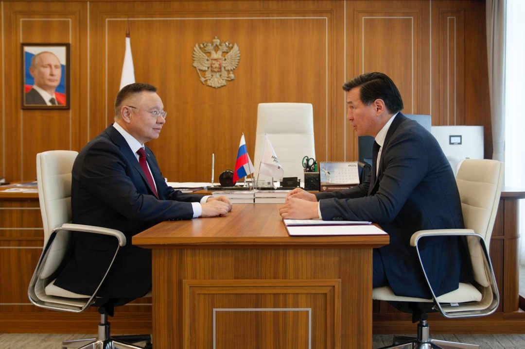 Министр строительства и ЖКХ РФ Ирек Файзуллин провел рабочую встречу с главой Республики Калмыкия Бату Хасиковым