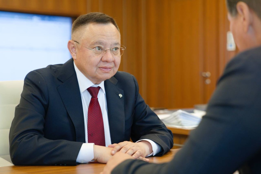 Министр строительства и ЖКХ РФ Ирек Файзуллин провел рабочую встречу с главой Республики Калмыкия Бату Хасиковым