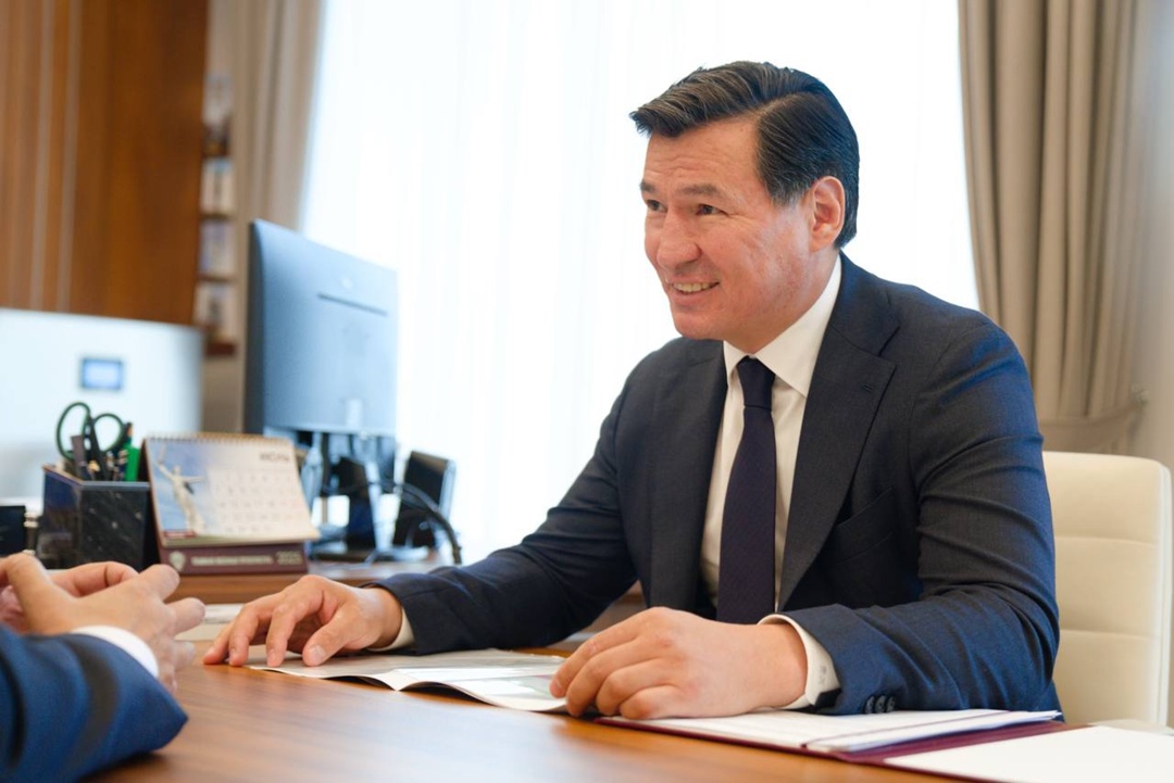 Министр строительства и ЖКХ РФ Ирек Файзуллин провел рабочую встречу с главой Республики Калмыкия Бату Хасиковым