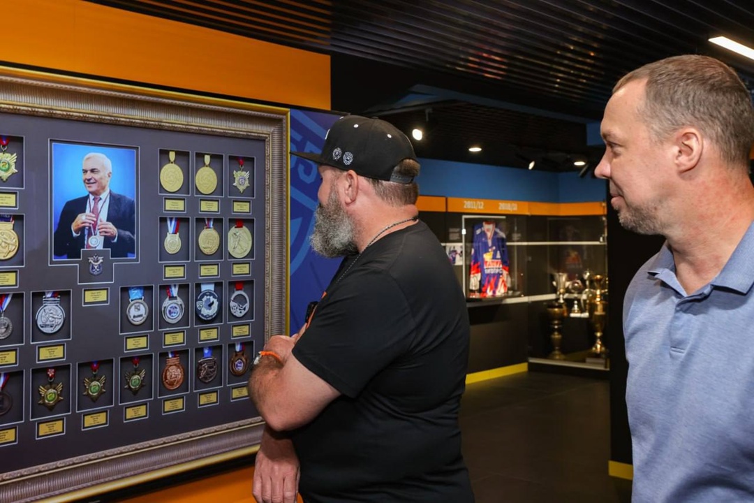 Кто только не приезжал за видео-контентом в Магнитку. Всех тянет ощутить мощь легендарного предприятия, увидеть молодой, но важный в истории нашей страны город