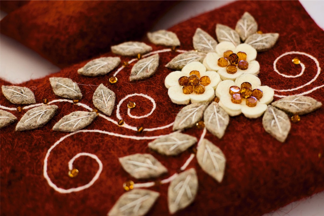 Янтарные валенки, варежки и кокошники