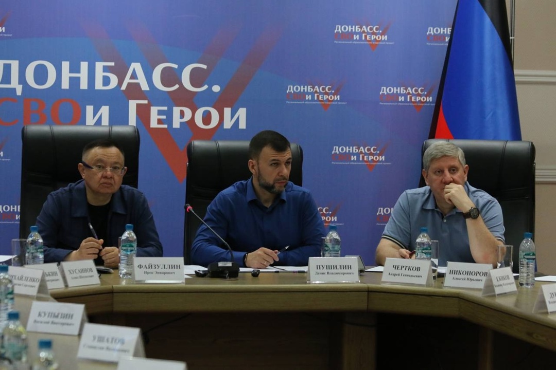 Министр строительства и ЖКХ РФ Ирек Файзуллин и Глава ДНР Денис Пушилин провели установочное совещание в рамках рабочей поездки делегации Минстроя России