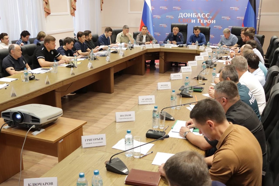 Министр строительства и ЖКХ РФ Ирек Файзуллин и Глава ДНР Денис Пушилин провели установочное совещание в рамках рабочей поездки делегации Минстроя России