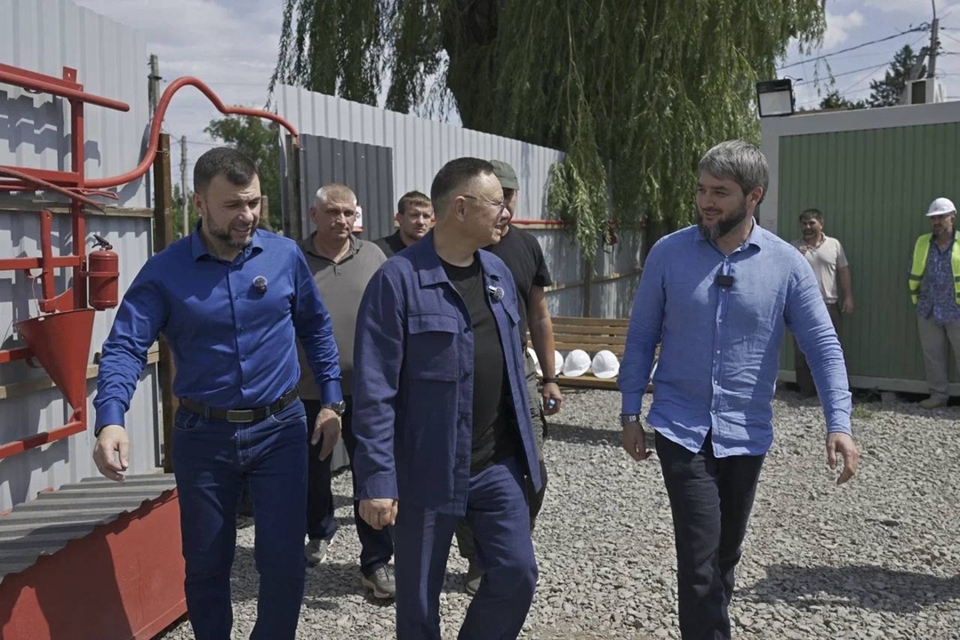 Глава Минстроя России Ирек Файзуллин вместе с Главой ДНР Денисом Пушилиным ознакомился с ходом строительства многоквартирных домов в Волновахе