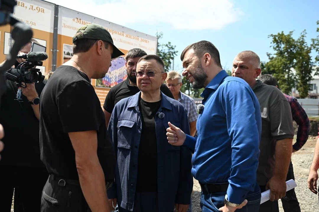 Глава Минстроя России Ирек Файзуллин вместе с Главой ДНР Денисом Пушилиным ознакомился с ходом строительства многоквартирных домов в Волновахе