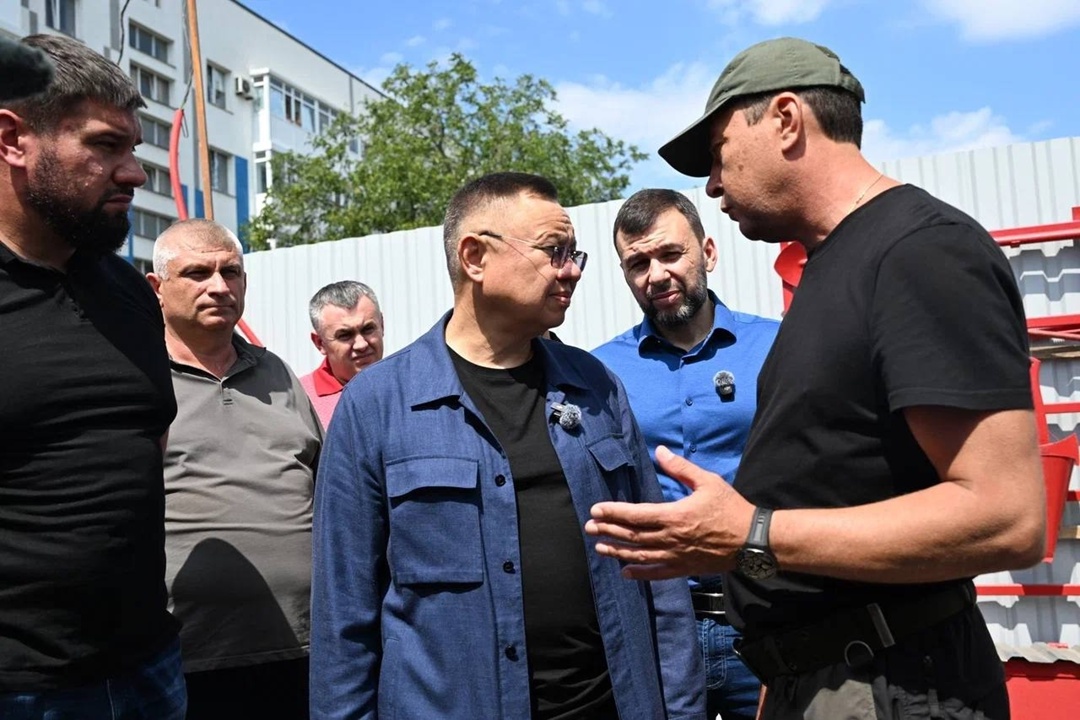 Глава Минстроя России Ирек Файзуллин вместе с Главой ДНР Денисом Пушилиным ознакомился с ходом строительства многоквартирных домов в Волновахе