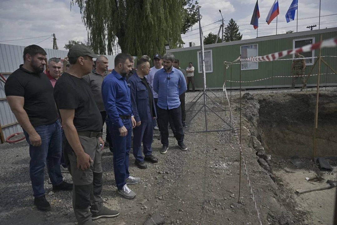 Глава Минстроя России Ирек Файзуллин вместе с Главой ДНР Денисом Пушилиным ознакомился с ходом строительства многоквартирных домов в Волновахе