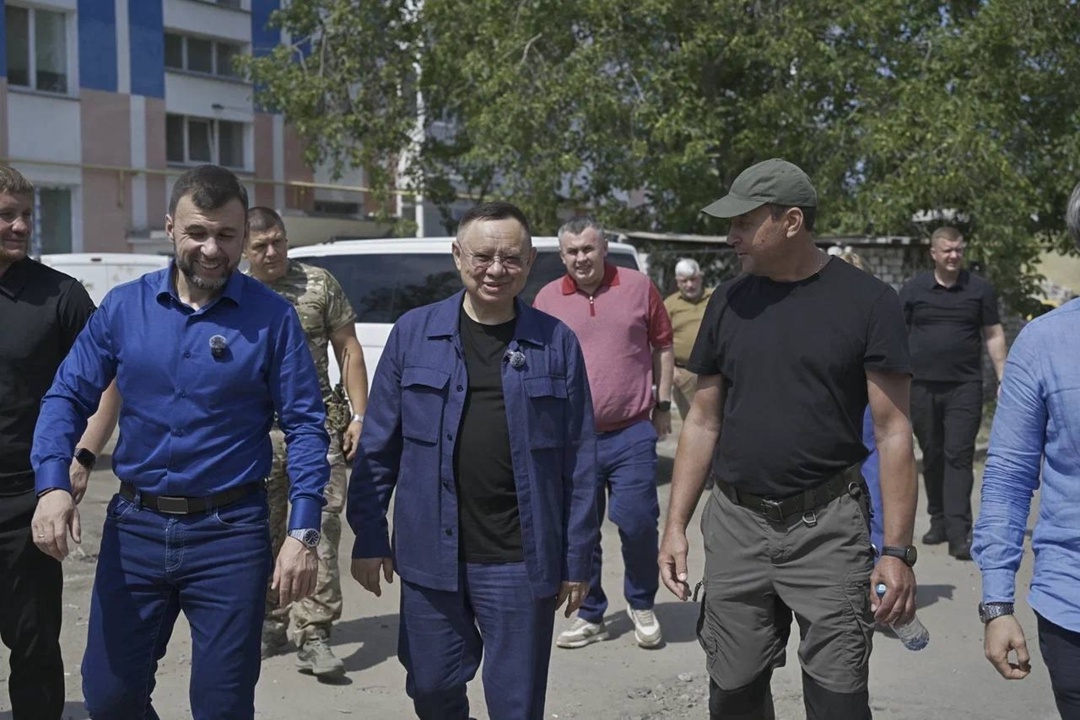 Глава Минстроя России Ирек Файзуллин вместе с Главой ДНР Денисом Пушилиным ознакомился с ходом строительства многоквартирных домов в Волновахе