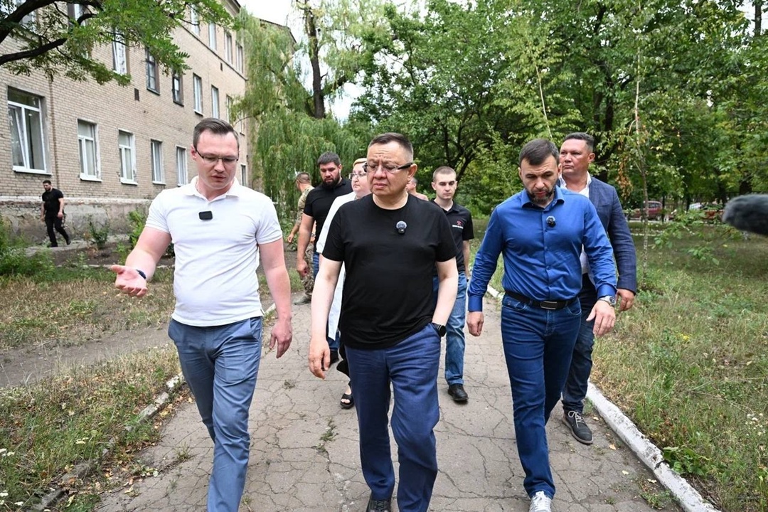 Министр строительства и ЖКХ РФ Ирек Файзуллин в ходе рабочей поездки в ДНР посетил объекты медицинской инфраструктуры совместно с главой региона Денисом…