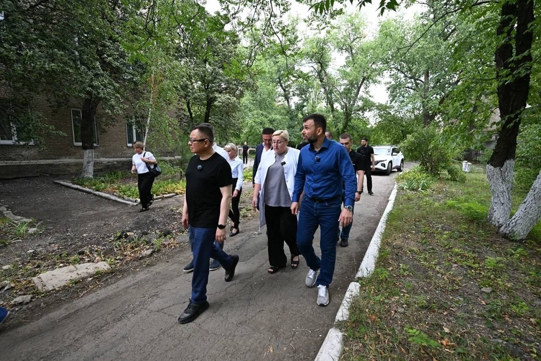 Министр строительства и ЖКХ РФ Ирек Файзуллин в ходе рабочей поездки в ДНР посетил объекты медицинской инфраструктуры совместно с главой региона Денисом…