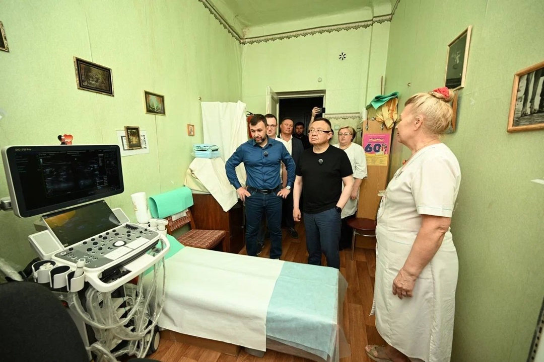 Министр строительства и ЖКХ РФ Ирек Файзуллин в ходе рабочей поездки в ДНР посетил объекты медицинской инфраструктуры совместно с главой региона Денисом…