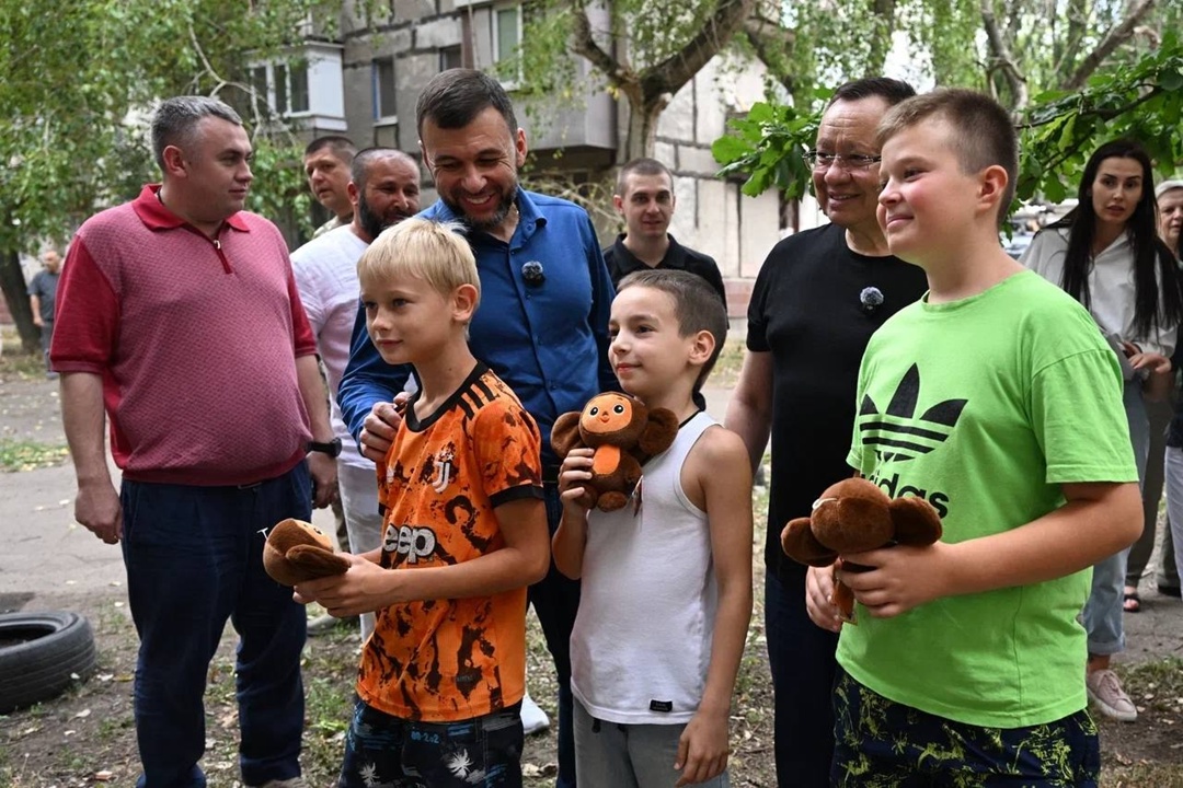 Министр строительства и ЖКХ РФ Ирек Файзуллин вместе с главой ДНР Денисом Пушилиным осмотрел ход ремонта многоквартирных домов в Кировском районе ДНР