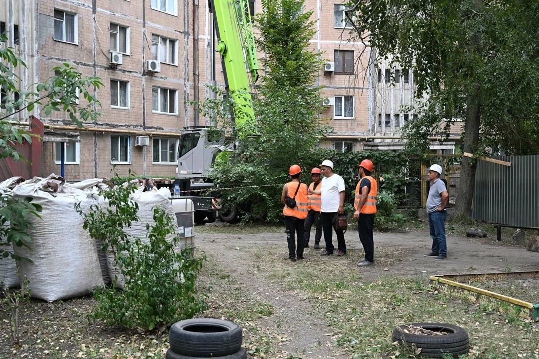 Министр строительства и ЖКХ РФ Ирек Файзуллин вместе с главой ДНР Денисом Пушилиным осмотрел ход ремонта многоквартирных домов в Кировском районе ДНР