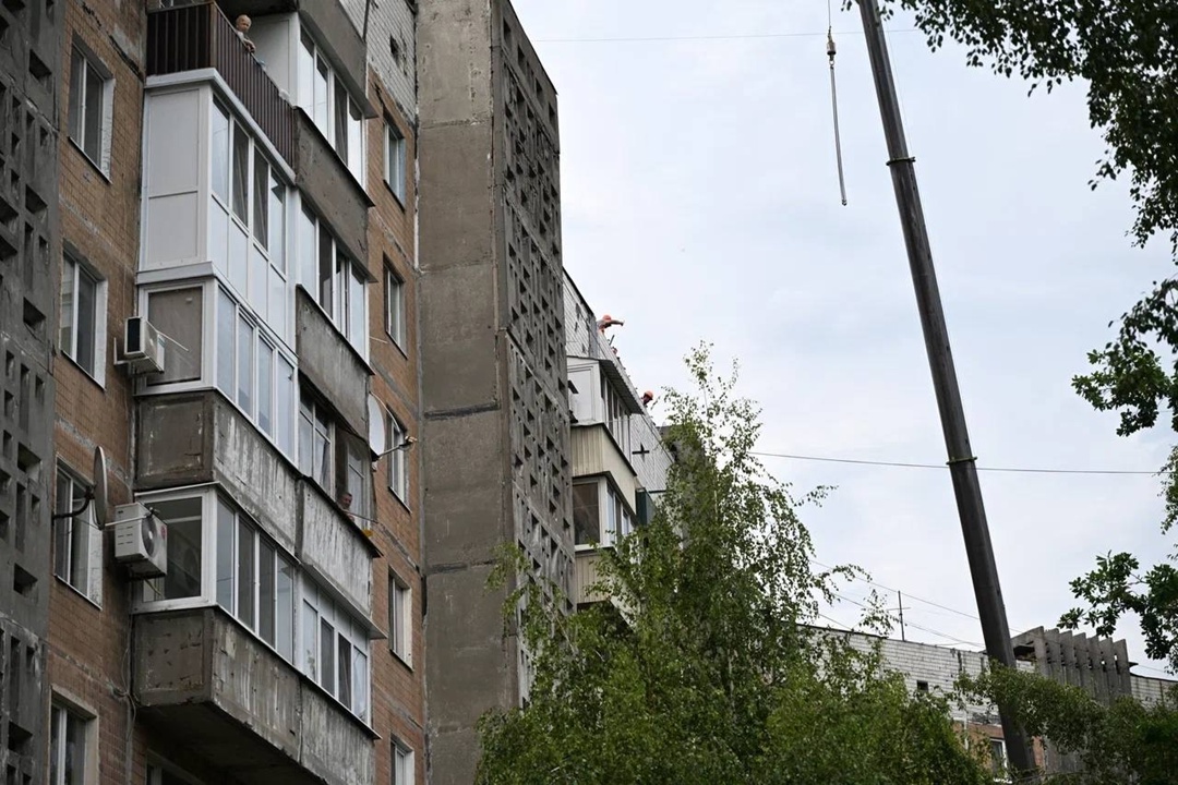 Министр строительства и ЖКХ РФ Ирек Файзуллин вместе с главой ДНР Денисом Пушилиным осмотрел ход ремонта многоквартирных домов в Кировском районе ДНР