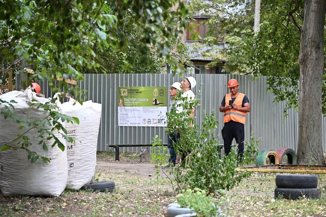 Министр строительства и ЖКХ РФ Ирек Файзуллин вместе с главой ДНР Денисом Пушилиным осмотрел ход ремонта многоквартирных домов в Кировском районе ДНР