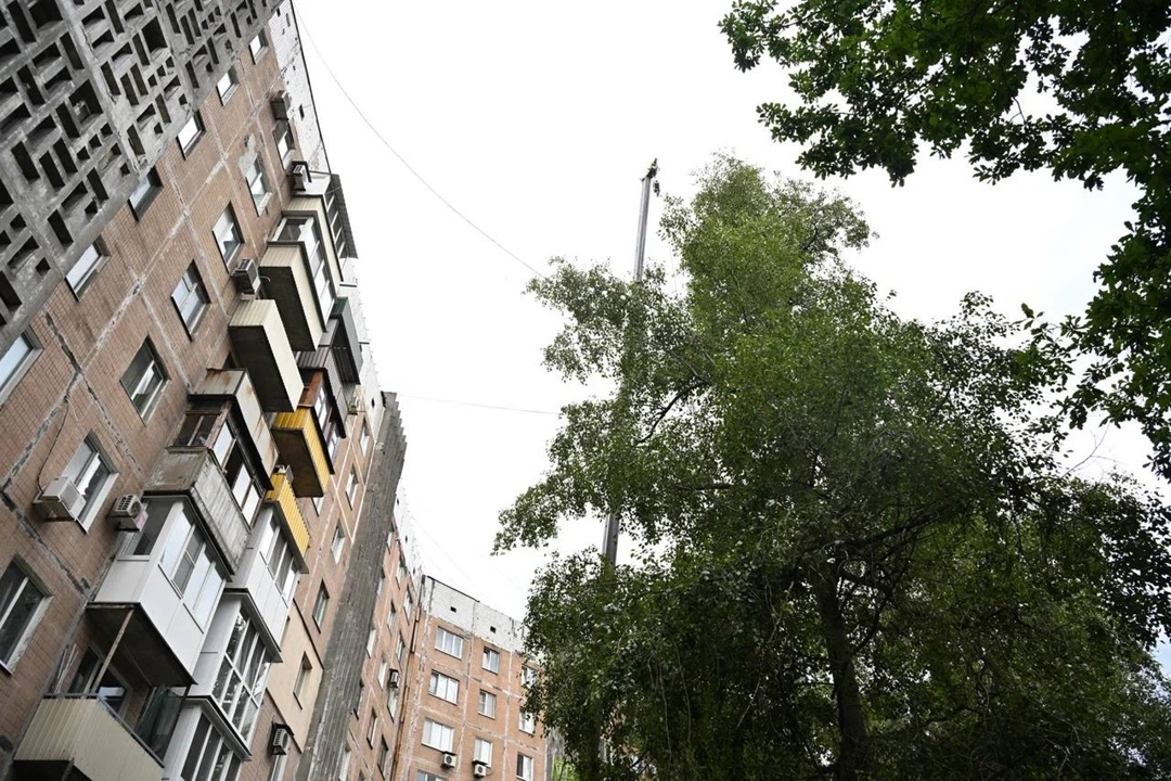 Министр строительства и ЖКХ РФ Ирек Файзуллин вместе с главой ДНР Денисом Пушилиным осмотрел ход ремонта многоквартирных домов в Кировском районе ДНР