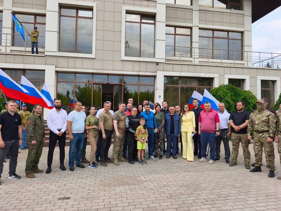 Глава Минстроя России Ирек Файзуллин и Глава ДНР Денис Пушилин приняли участие в передаче гуманитарной помощи военнослужащим