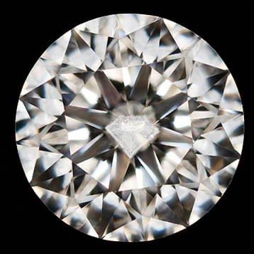 Круглый природный бриллиант на фото весом 0,53 карата содержит уникальное облачное включение, напоминающее профиль драгоценного камня