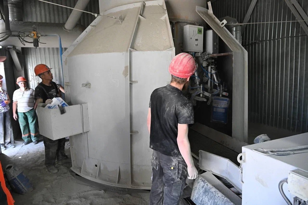 Глава Минстроя России Ирек Файзуллин и глава ДНР Денис Пушилин посетили Амвросиевский цементный комбинат