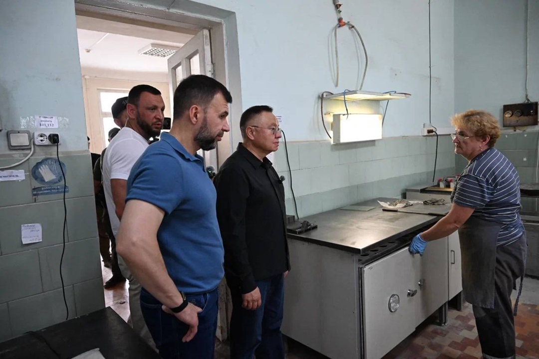 Глава Минстроя России Ирек Файзуллин и глава ДНР Денис Пушилин посетили Амвросиевский цементный комбинат