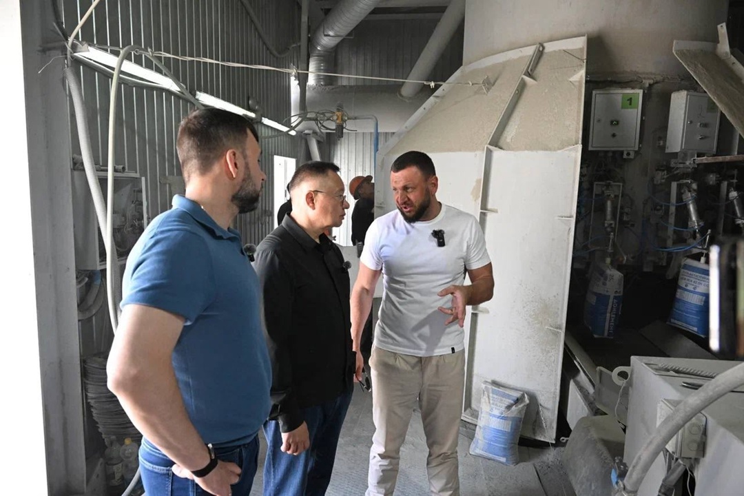 Глава Минстроя России Ирек Файзуллин и глава ДНР Денис Пушилин посетили Амвросиевский цементный комбинат