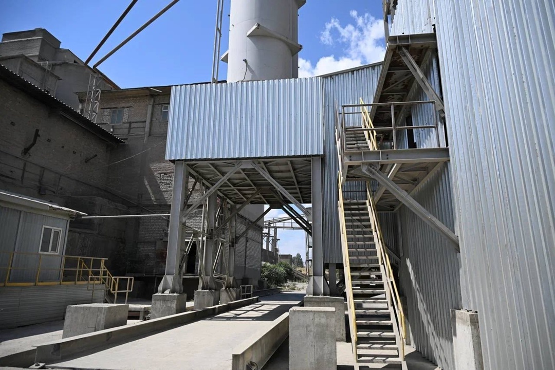 Глава Минстроя России Ирек Файзуллин и глава ДНР Денис Пушилин посетили Амвросиевский цементный комбинат