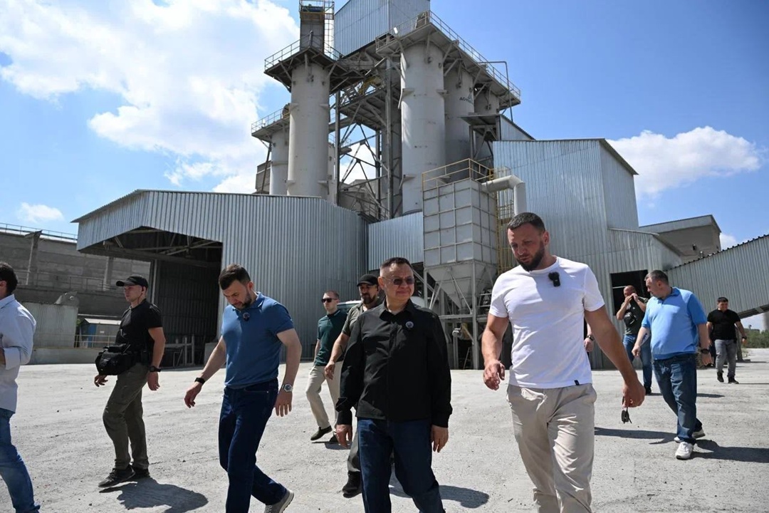 Глава Минстроя России Ирек Файзуллин и глава ДНР Денис Пушилин посетили Амвросиевский цементный комбинат