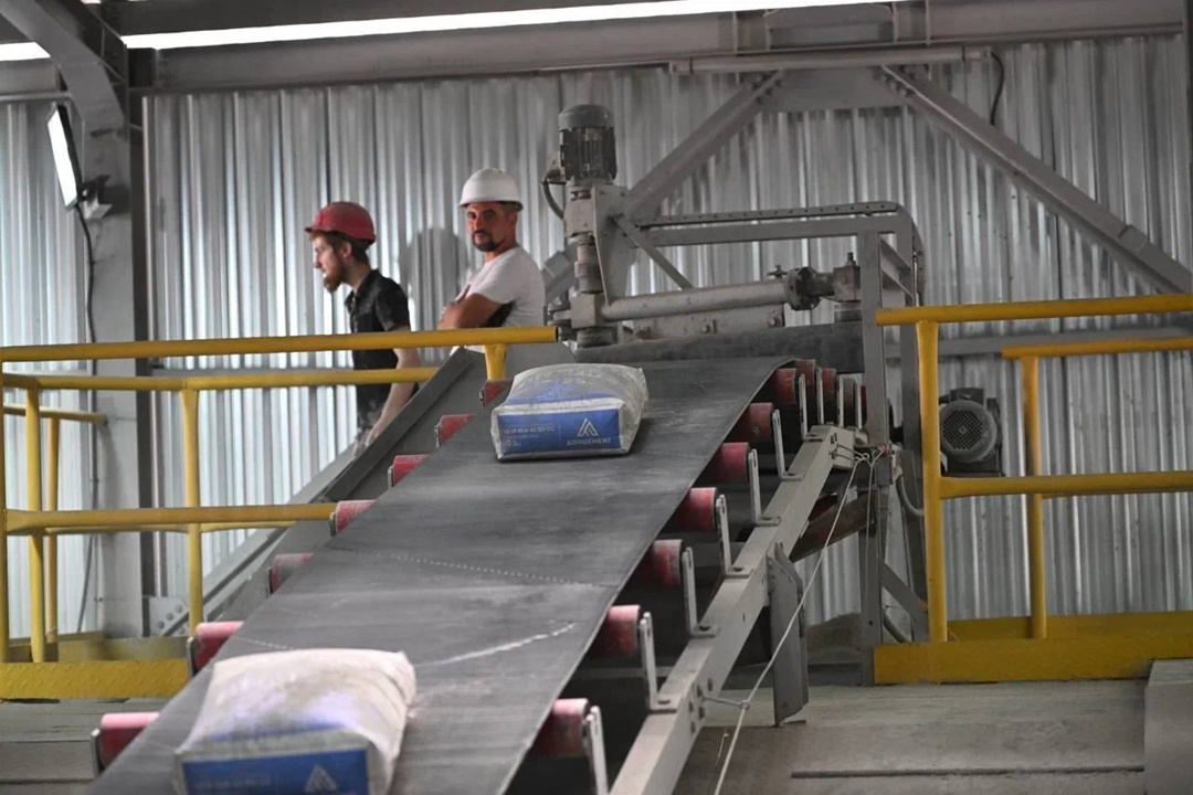 Глава Минстроя России Ирек Файзуллин и глава ДНР Денис Пушилин посетили Амвросиевский цементный комбинат