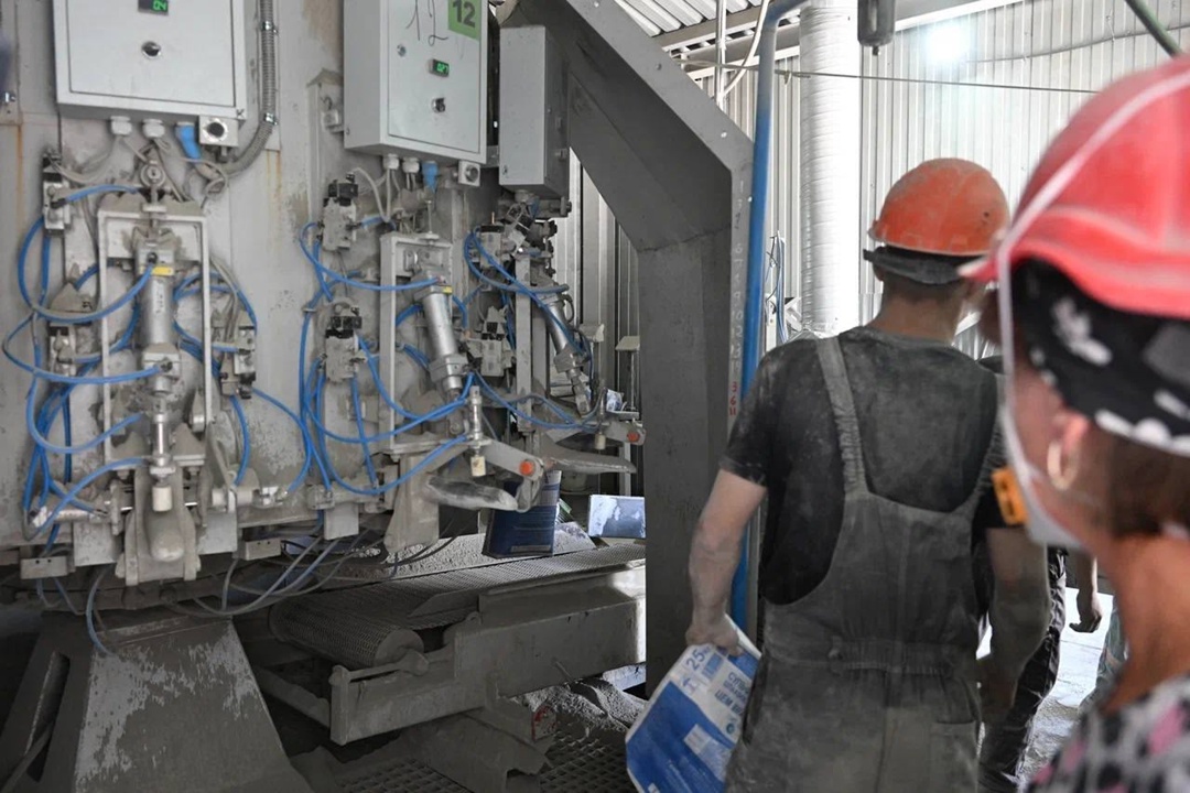 Глава Минстроя России Ирек Файзуллин и глава ДНР Денис Пушилин посетили Амвросиевский цементный комбинат