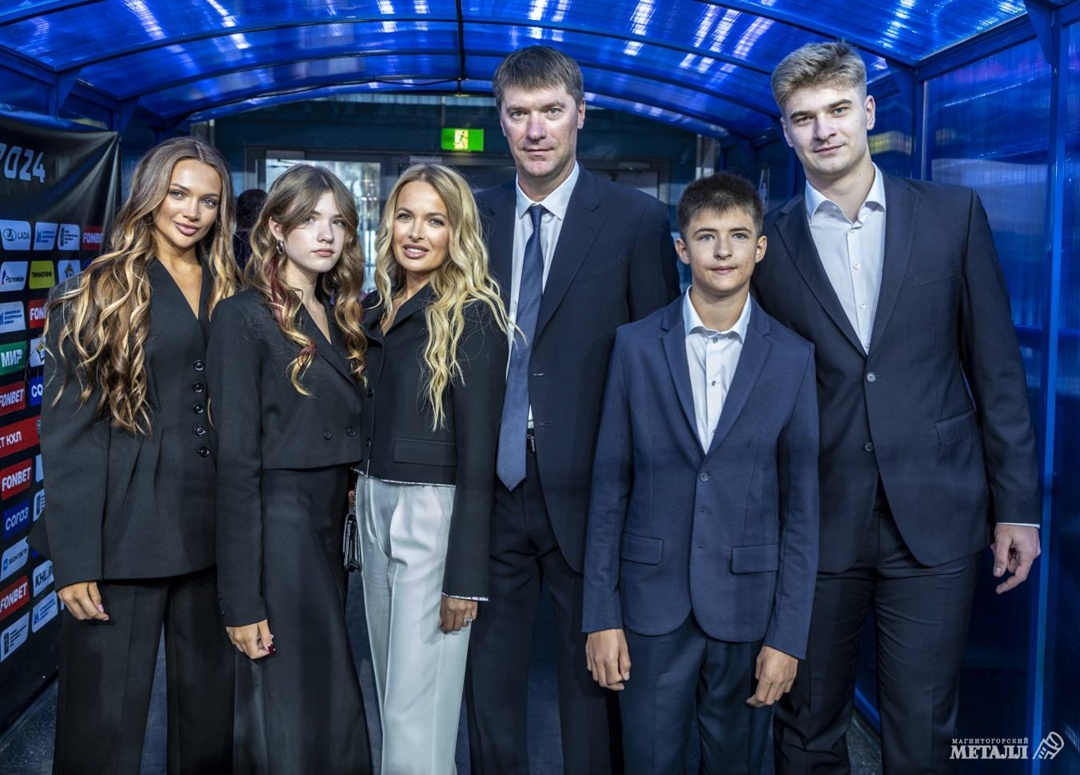 555 матчей, 1 легенда... На льду - аншлаг, на трибунах - мурашки, на экране - слёзы. Магнитогорск проводил вратаря №1 в своей истории