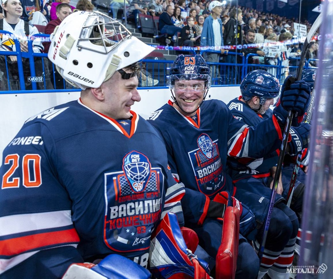 555 матчей, 1 легенда... На льду - аншлаг, на трибунах - мурашки, на экране - слёзы. Магнитогорск проводил вратаря №1 в своей истории