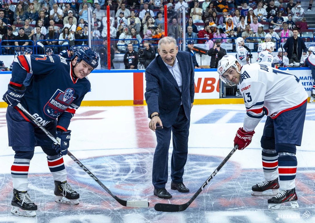 555 матчей, 1 легенда... На льду - аншлаг, на трибунах - мурашки, на экране - слёзы. Магнитогорск проводил вратаря №1 в своей истории