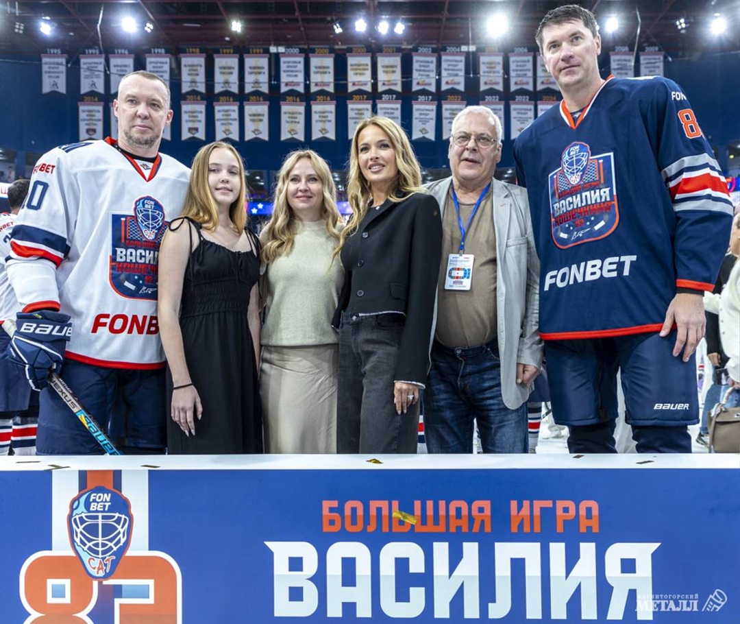 555 матчей, 1 легенда... На льду - аншлаг, на трибунах - мурашки, на экране - слёзы. Магнитогорск проводил вратаря №1 в своей истории