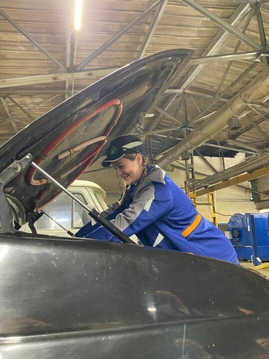 В наше время некоторые профессии до сих считаются сугубо мужскими, хотя ими успешно овладевают и женщины