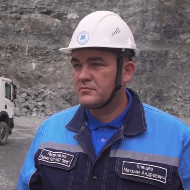 Перед взрывом всегда тишина. Максим Клещёв — не просто мастер участка на карьере Малый Куйбас. Он тот, кто делает «бум» осознанно, точно и по делу.