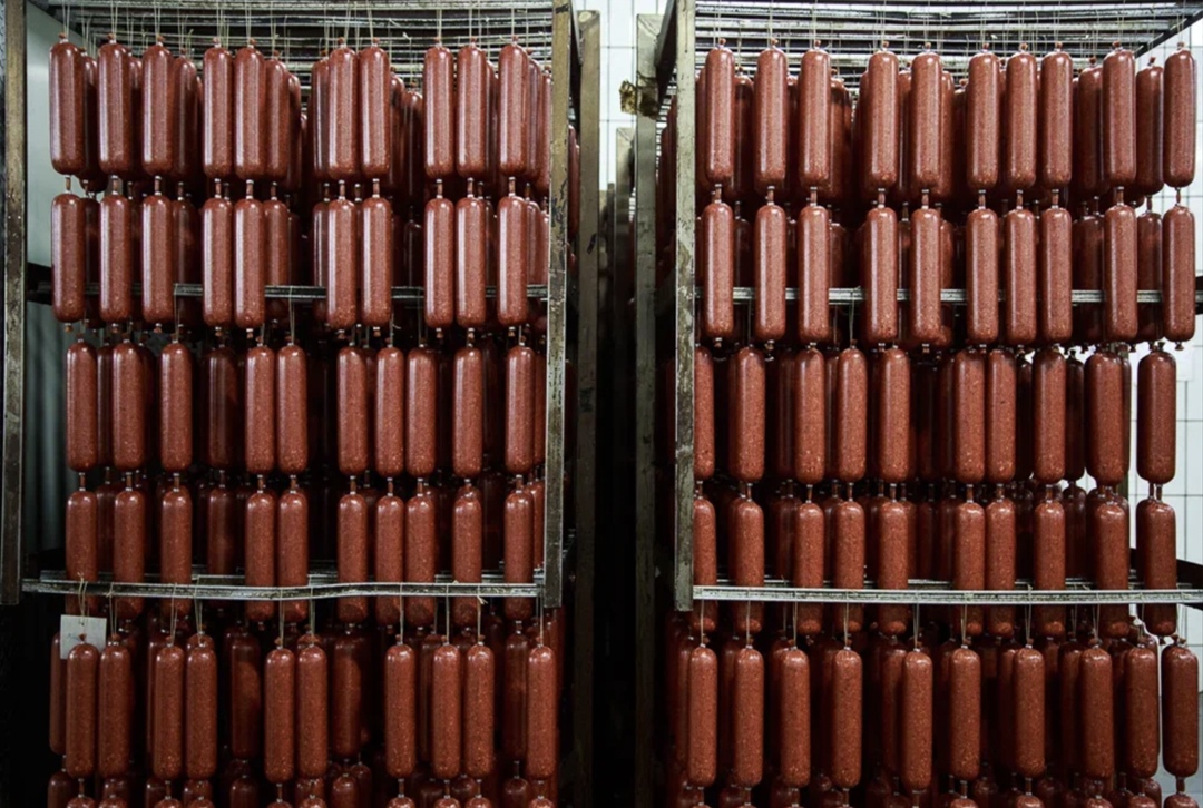 Ассоциация компаний розничной торговли (АКОРТ) не получала информацию о массовом повышении отпускных цен на продукцию мясопереработки, пишет ТАСС со ссылкой на…