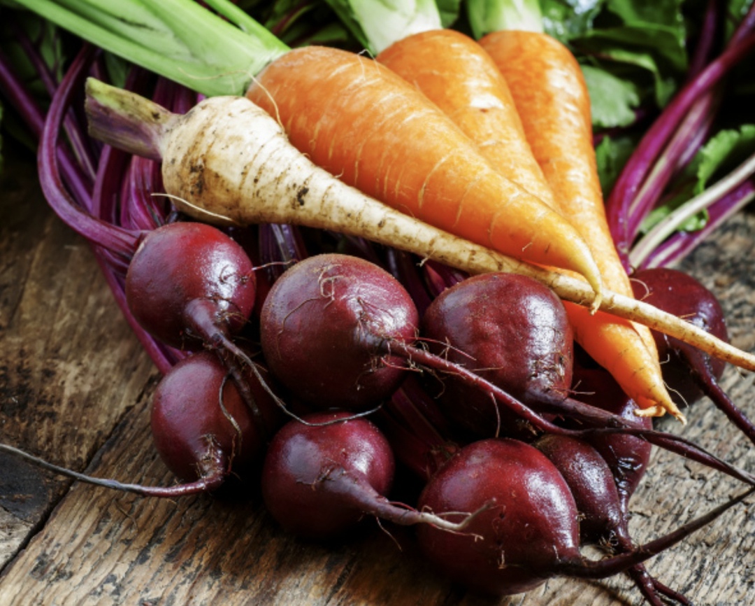 Оптовая стоимость овощей «борщевого» набора продолжает снижаться на фоне увеличения предложения, пишет ТАСС со ссылкой на в ассоциацию «Руспродсоюз»