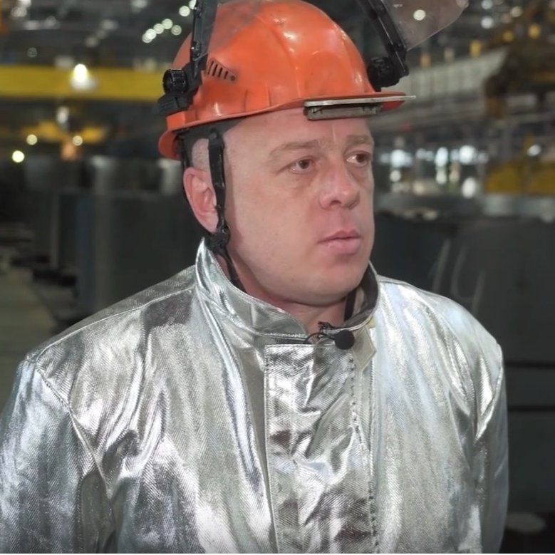 Работа с огоньком - буквально. Александр Мухачёв, резчик горячего металла десятого листопрокатного цеха, держит в руках не просто резак — он управляет огнём,…