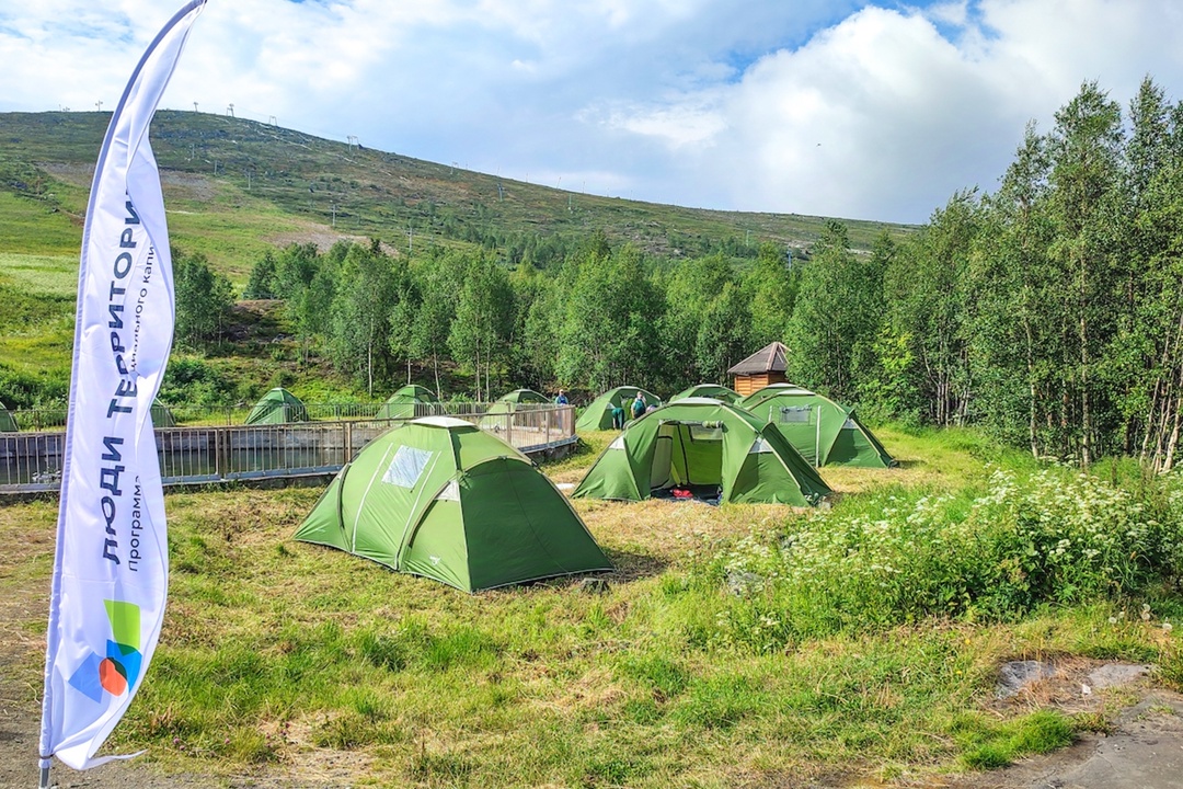 Совместный труд объединяет: как волонтеры благоустроили «Лапарк»