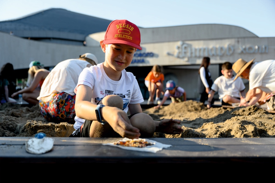 Охота за янтарем: Ростех привез на ВДНХ миллион «солнечных» камней