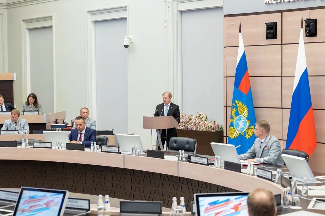 Виталий Савельев вручил награды работникам железнодорожной отрасли