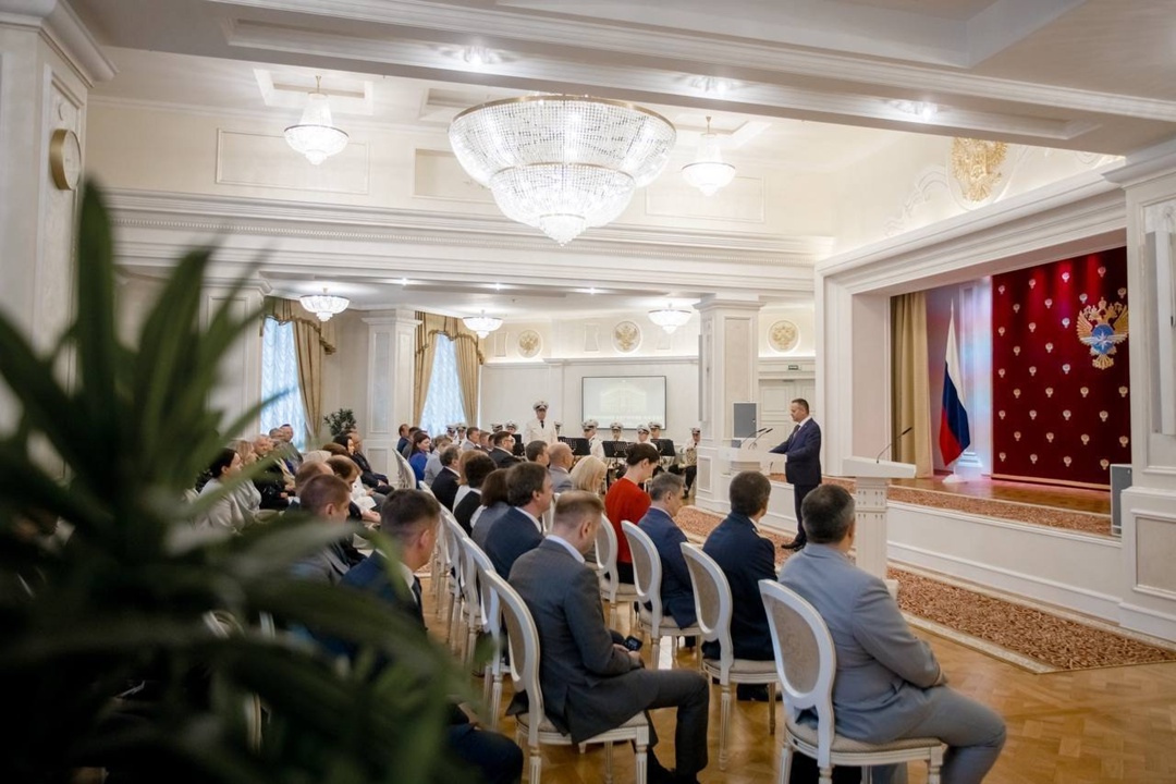 Министр транспорта Андрей Никитин вручил награды железнодорожникам